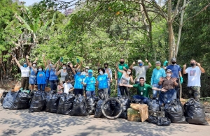 Com apoio da Prefeitura, mutir&atilde;o retira 3 toneladas de res&iacute;duos do Rio Cotia