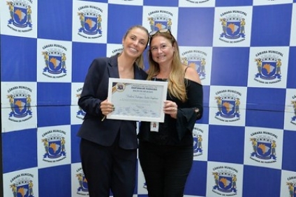 Presidenta da Câmara homenageia servidora pelos 25 anos de trabalho