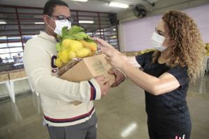 Capital entrega cestas saud&aacute;veis para fam&iacute;lias de estudantes da rede municipal de ensino