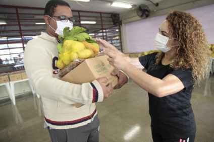 Capital entrega cestas saudáveis para famílias de estudantes da rede municipal de ensino