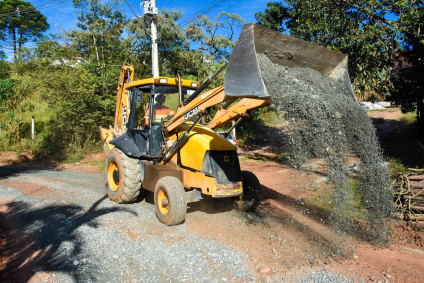 Avenida das Nascentes recebe manutenção no bairro São Benedito