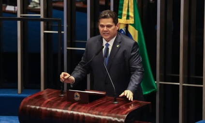 Anistia a golpistas não é assunto dos brasileiros, diz Alcolumbre