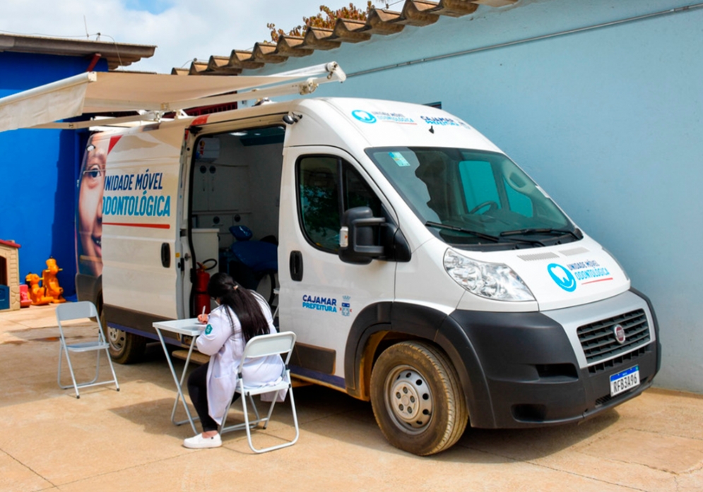 Alunos da EMEB Josu&eacute; Moreira Sena, no Lago Azul,  recebem Van Odontol&oacute;gica