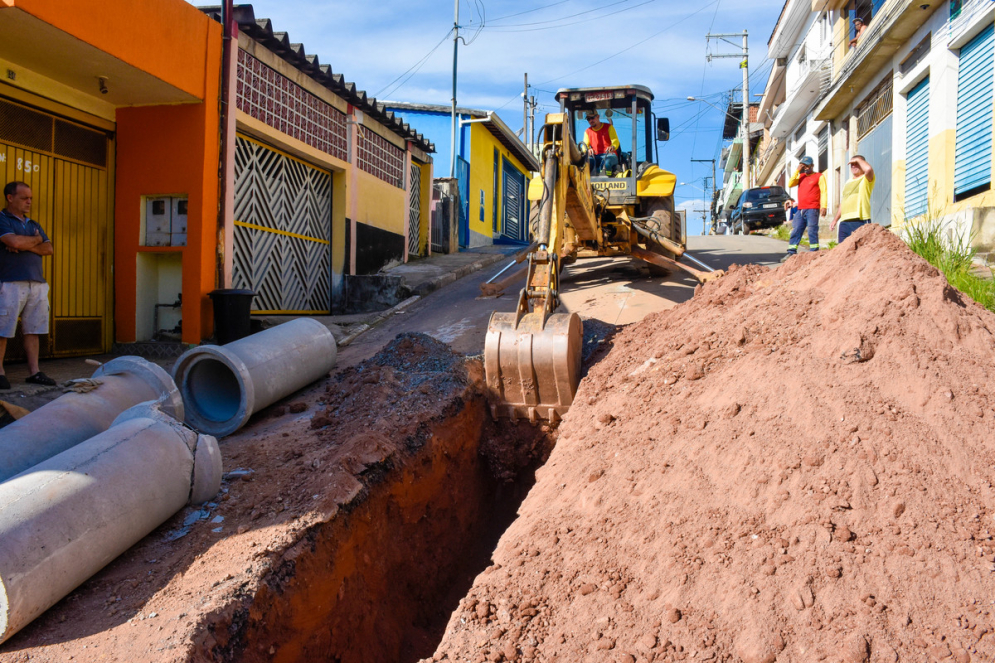 Rua Novo Horizonte recebe instala&ccedil;&atilde;o de nova tubula&ccedil;&atilde;o