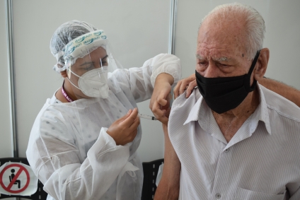 Sem agendamento, Barueri inicia vacinação de idosos com 3ª dose