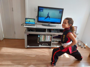 Em Barueri, a crian&ccedil;ada treina e se diverte com lives e videoaulas esportivas