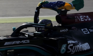 Piloto Lewis Hamilton recebe t&iacute;tulo honor&aacute;rio de cidad&atilde;o brasileiro