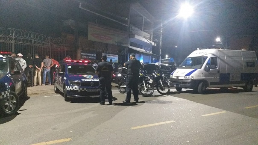 Opera&ccedil;&atilde;o in&eacute;dita, fecha balada clandestina e realiza teste de Covid-19 em pessoas no local