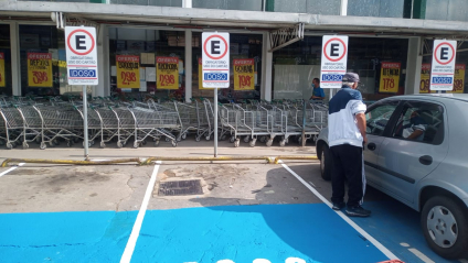 Semob realiza ação de conscientização nos comércios sobre o uso de vagas especiais