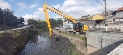 Em andamento o desassoreamento de córrego na rua do Cristo