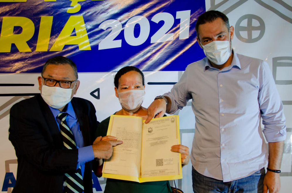 Doutor Sato entrega registros de im&oacute;veis no Alvorada e Jardim Palmares