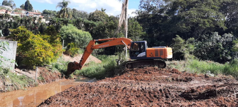 Governo municipal faz manuten&ccedil;&atilde;o e limpeza preventiva contra enchentes