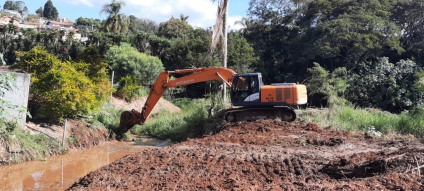 Governo municipal faz manutenção e limpeza preventiva contra enchentes