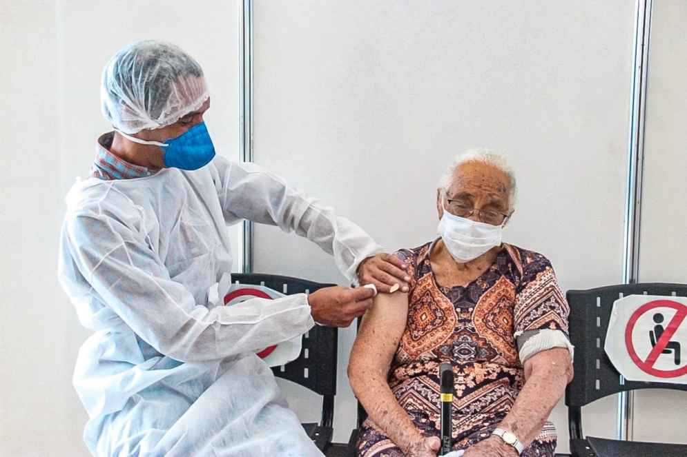 Idosos com mais de 90 anos j&aacute; podem tomar terceira dose