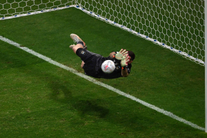 Goleiro Mart&iacute;nez salva Argentina e garante Messi e Neymar na final da Copa Am&eacute;rica