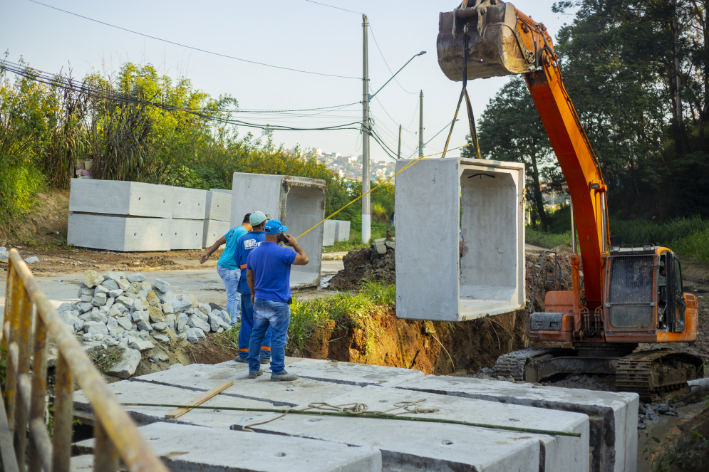 Segue em andamento a duplica&ccedil;&atilde;o da ponte do Jardim Rosemary