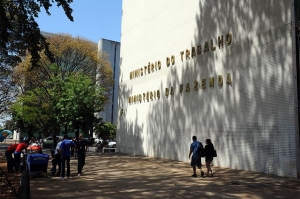 Visando elei&ccedil;&otilde;es 2022, Bolsonaro recria Minist&eacute;rio do Trabalho para acomodar aliados