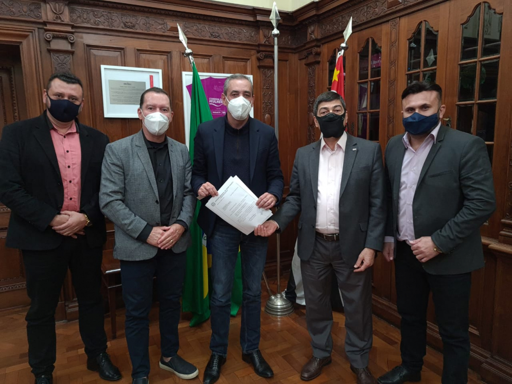 Deputado federal, Vinicius Carvalho apresenta demandas de munic&iacute;pios parceiros na Secretaria de Esportes&nbsp;