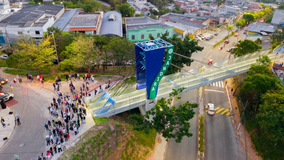 Dr Sato entrega passarela da via expressa