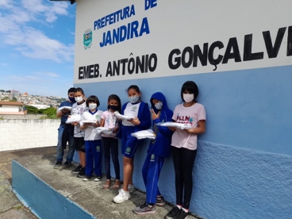 Alunos de judô da Escolinha de Esporte de Jandira recebem kimonos pela primeira vez