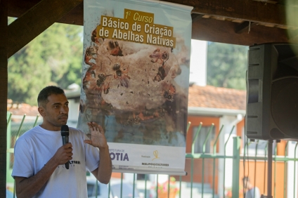 Cotia forma alunos criadores de Abelhas Nativas