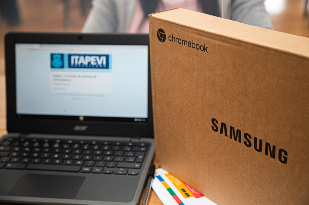 Educadores da rede municipal recebem chromebooks em Itapevi