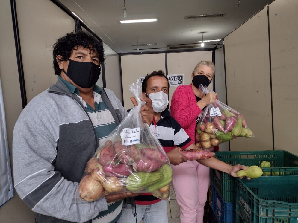 Jandira entrega kits de legumes &agrave;s fam&iacute;lias mais carentes da cidade