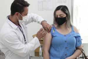 Sa&uacute;de de Barueri convoca moradores para terceira dose contra covid-19