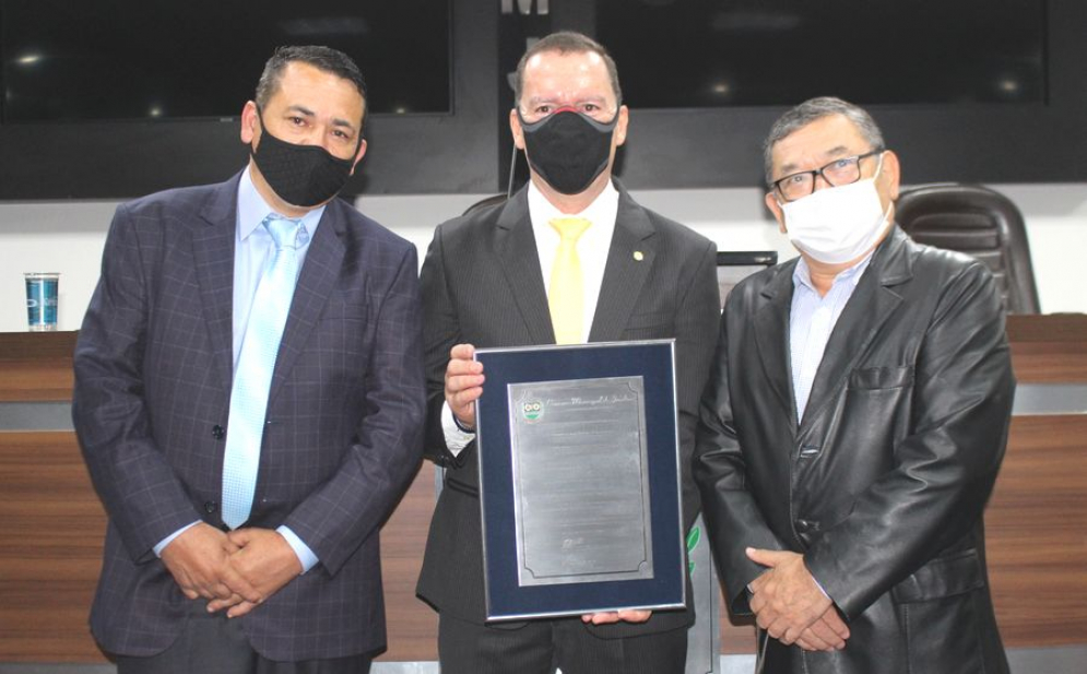 Da esquerda para direita, vereador Claudio do Mouss&atilde;o, deputado Vinicius Carvalho e o prefeito, Doutor Sato