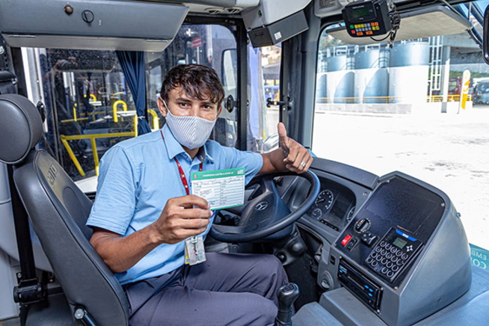 Vacina&ccedil;&atilde;o em motoristas e cobradores de &ocirc;nibus segue na cidade