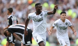 Botafogo visita o Inter e pode garantir t&iacute;tulo do Brasileiro