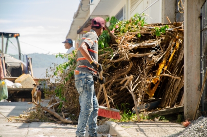 Sábado de feriado dos moradores do bairro Ouro Verde é marcado por Operação Cidade Limpa
