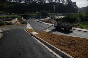 Prefeitura entrega nova ponte no bairro de Ambuit&aacute;