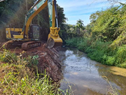 Desassoreamento do Córrego dos Bom Jardim