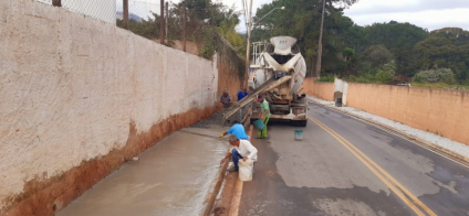 Serviço de manutenção de estrada chega no Igavetá
