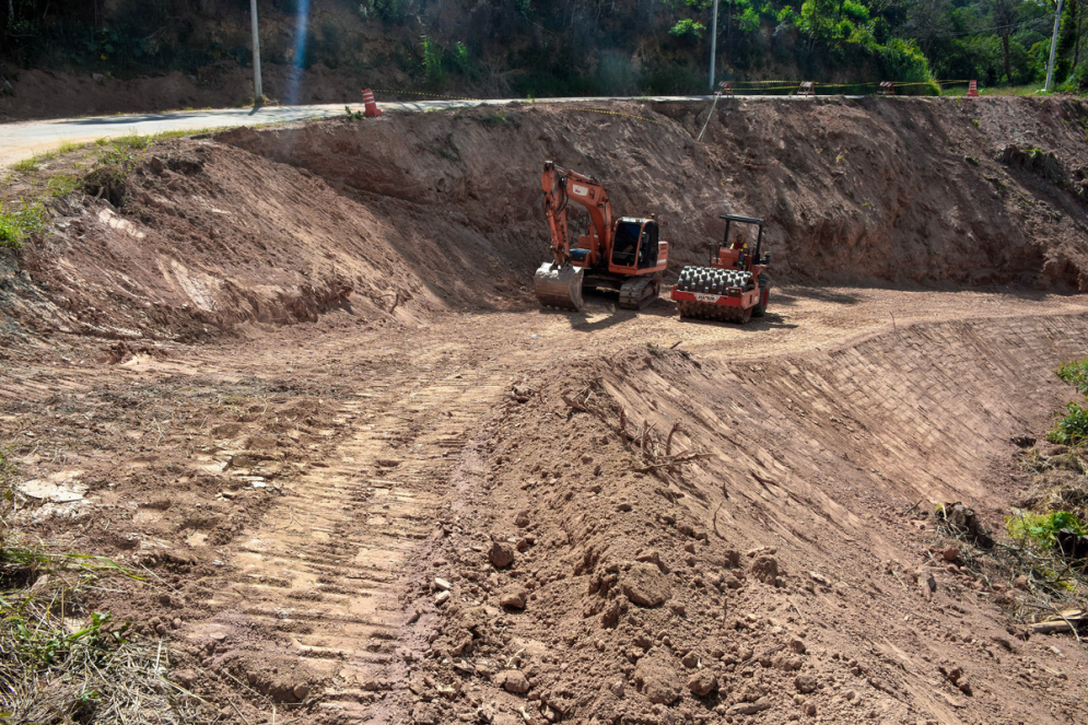 Prefeitura realiza obras de conten&ccedil;&atilde;o na estrada Francisco Miss&eacute;