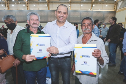 Prefeito Marcos Tonho entrega cerca de mil escrituras para moradores de Santana de Parnaíba