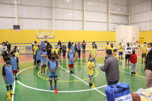 Alunos da escolinha de basquete do Barueri Esporte Forte recebem abrigos esportivos
