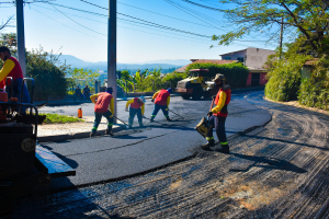 Rua Gilberto de Carvalho recebe novo recapeamento asf&aacute;ltico
