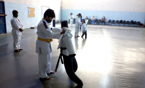 Jud&ocirc; Jandira treina com bonecos para evitar contato f&iacute;sico entre atletas infantis